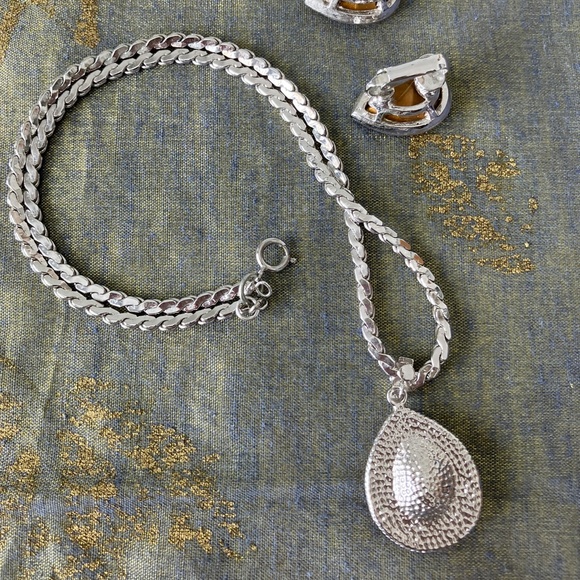 Necklace & earrings - Picture 2 of 3